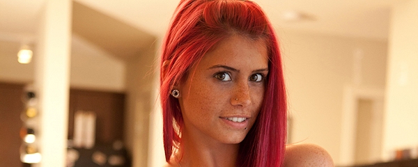 Hailey Leigh w czerwonych włosach