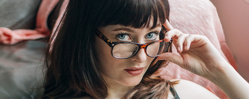 Jessica Lou – Pani w okularach