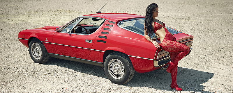 Melisa Mendiny – Czerwona Alfa Romeo Montreal