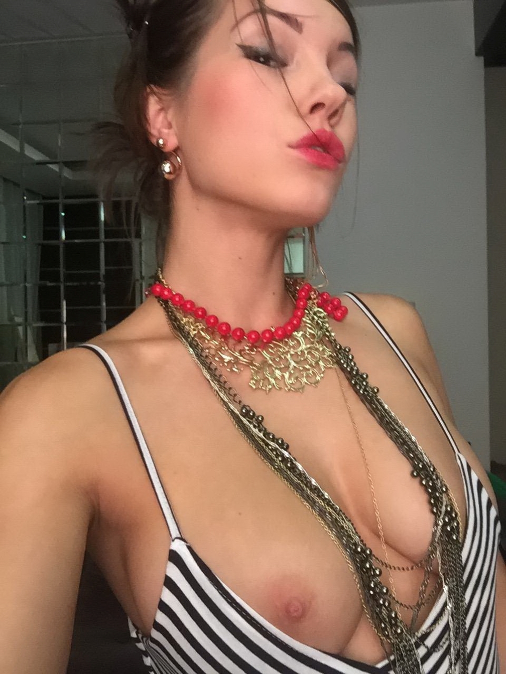 http://dru.pl/blog/stuff/wysportowana-dziewczyna/sexy-fit-sportive-girl-naked-on-vacation-young-amateur-selfie-52.jpg