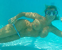 Amber Lynn Bach nurkuje w basenie