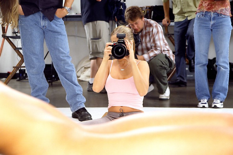 Carmen Electra w roli fotografa