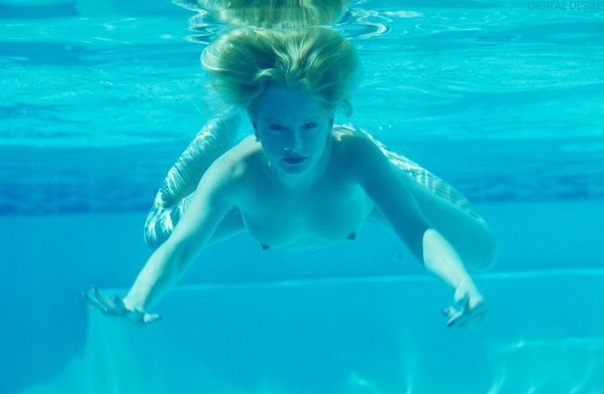 Blondyneczka w basenie