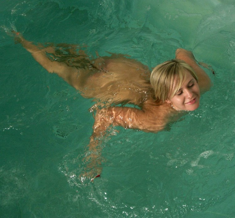 Młoda blondyneczka na basenie