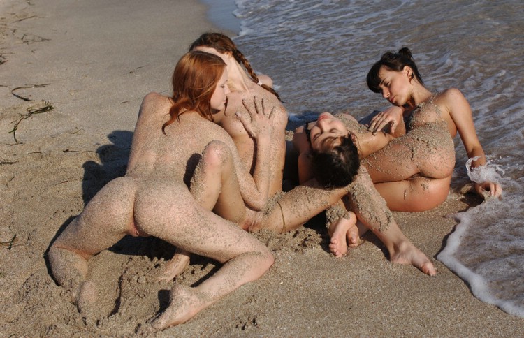 Cztery laski na plaży