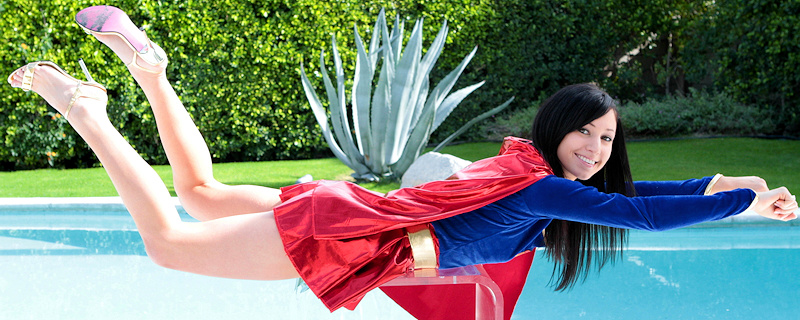 Catie Minx jako Supergirl