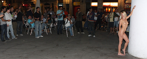 Judita nocą na ulicach Barcelony