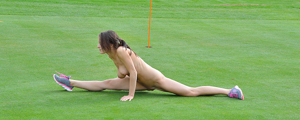 Lana Rhoades na polu golfowym
