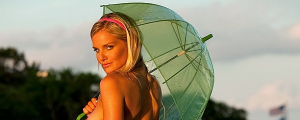 Liz Ashley pod parasolką