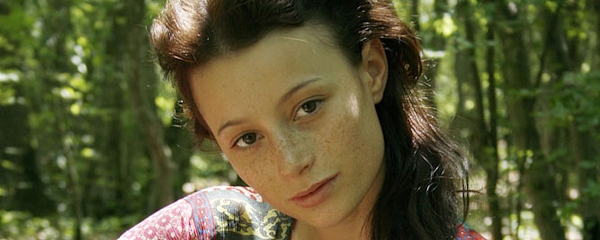 Nastya naga w lesie