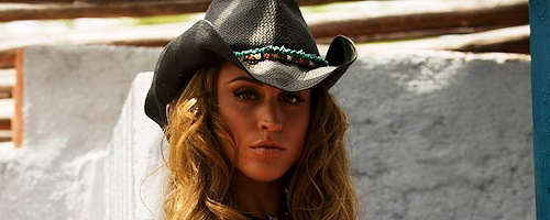 Rebecca DiPietro w kowbojskim kapeluszu