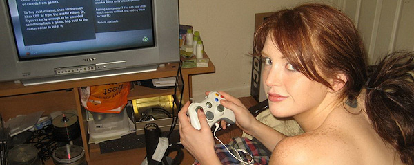 Veronica Ricci gra nago w Xbox`a