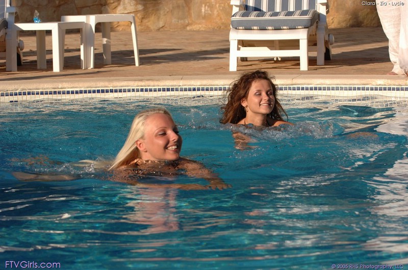 Trzy lesbijki na basenie
