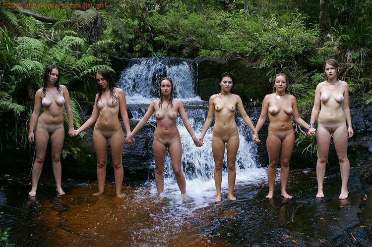 Dziewczyny przy wodospadzie